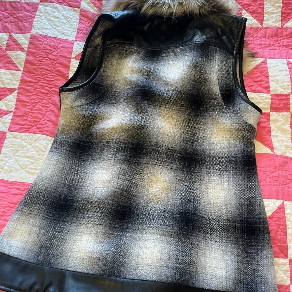 Women's Black and Gray Plaid Vest with Faux Fur Collar - Picture 3 of 4
